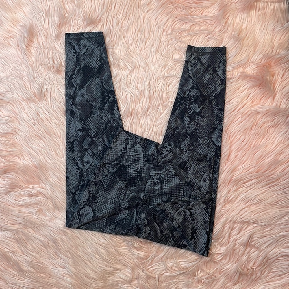 Offline By Aerie Real Me 7/8 High Rise Crossover Snakeskin Legging Size Large